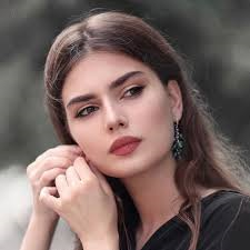 جلد کتاب رمان دختری به اسم حنا